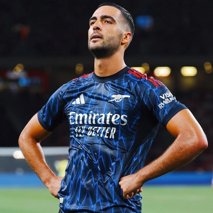 Mikel Merino trong một pha bóng