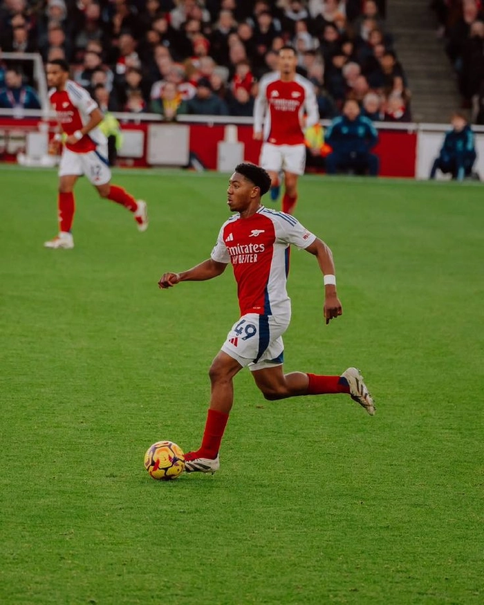 Myles Lewis-Skelly thi đấu trên sân cỏ