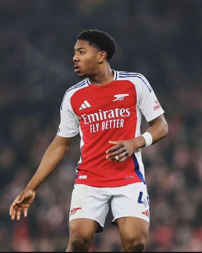 Myles Lewis-Skelly thi đấu tự tin