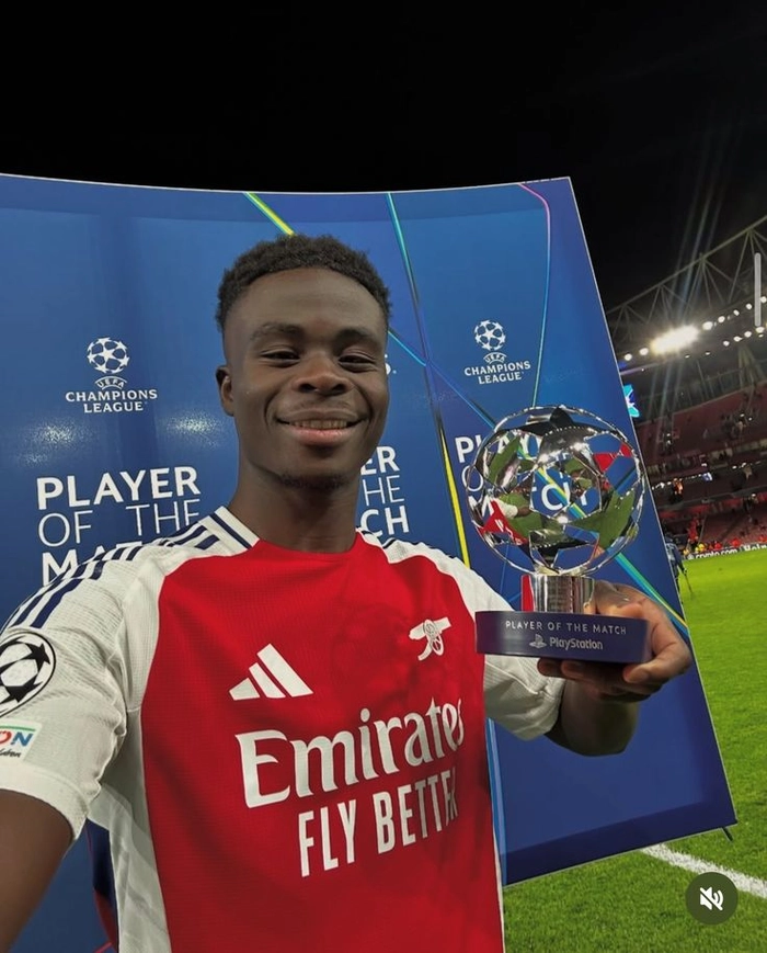 Ngôi sao trẻ bóng đá Anh trên sân đấu