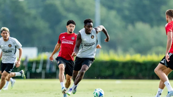 Patrick Weah tham gia tình huống tấn công