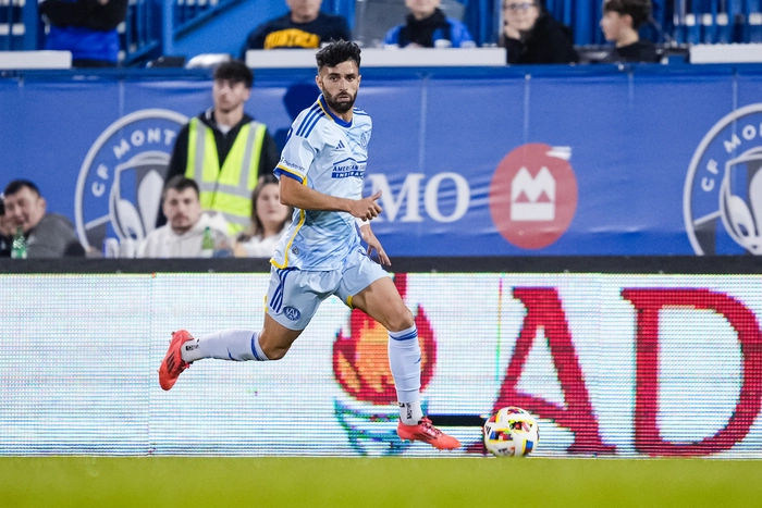 Pedro Amador tranh chấp bên hành lang cánh