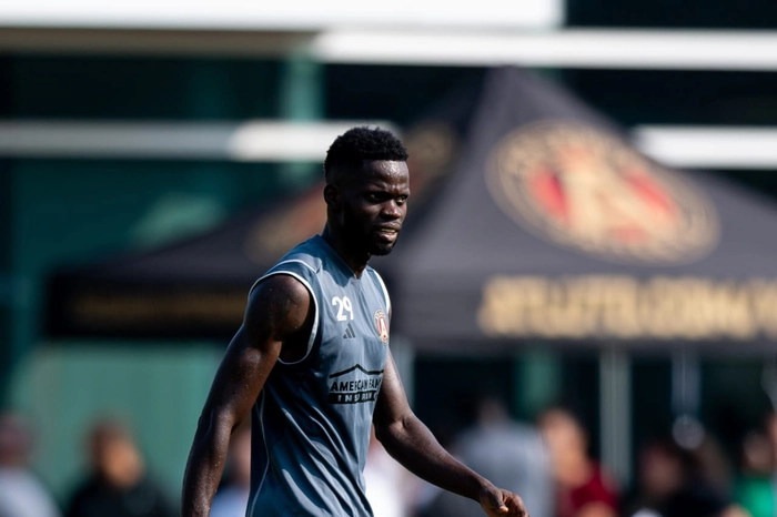 Pha tranh chấp của Jamal Thiaré trong trận đấu