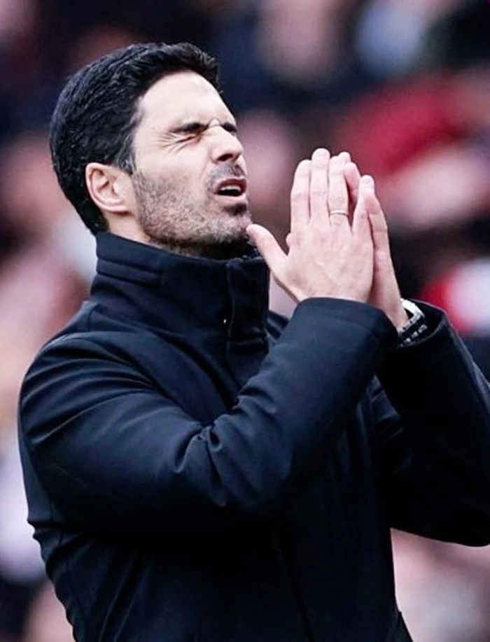 Phong thái huấn luyện viên trẻ trung trên sân cỏ