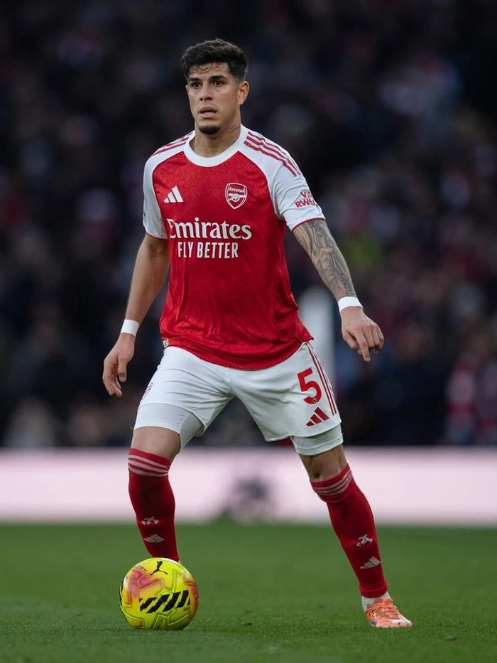 Piero Hincapie Manchester United trong pha bóng