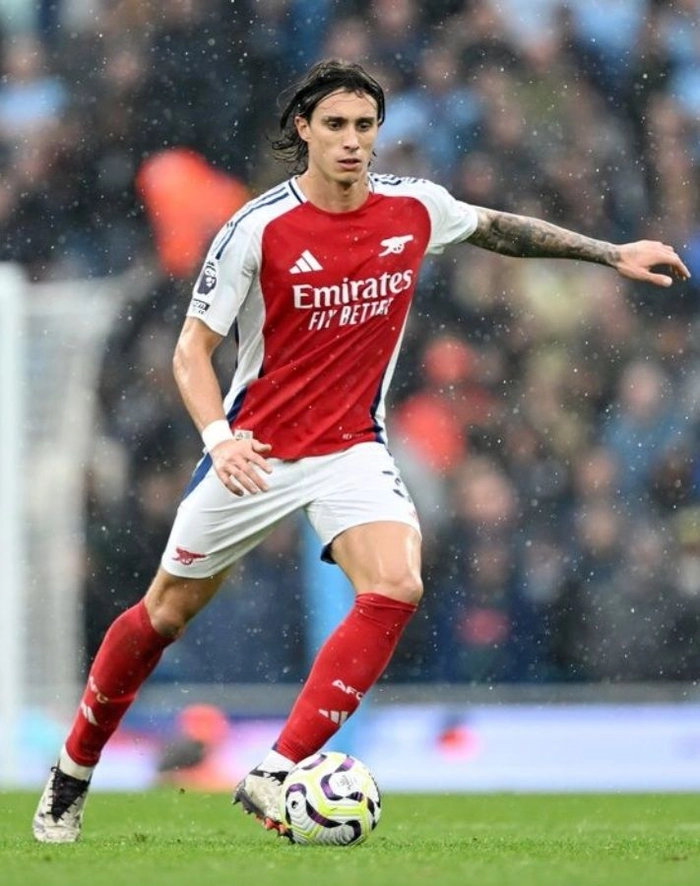 Riccardo Calafiori Arsenal trên sân đấu