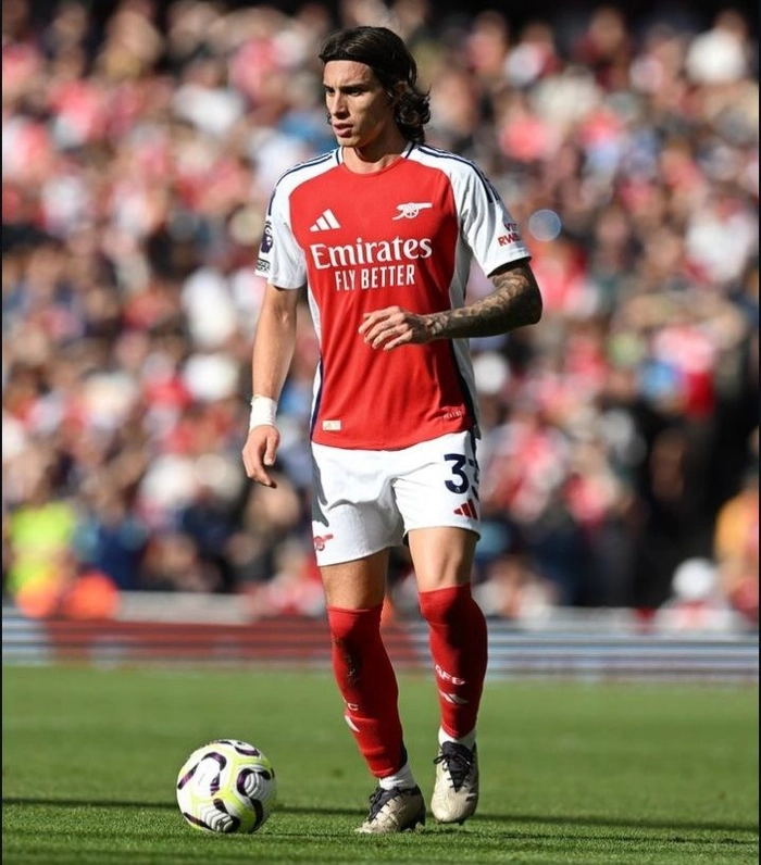 Riccardo Calafiori Roma trong pha bóng