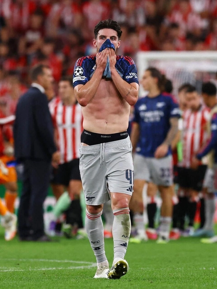 Rice Declan trong một pha bóng