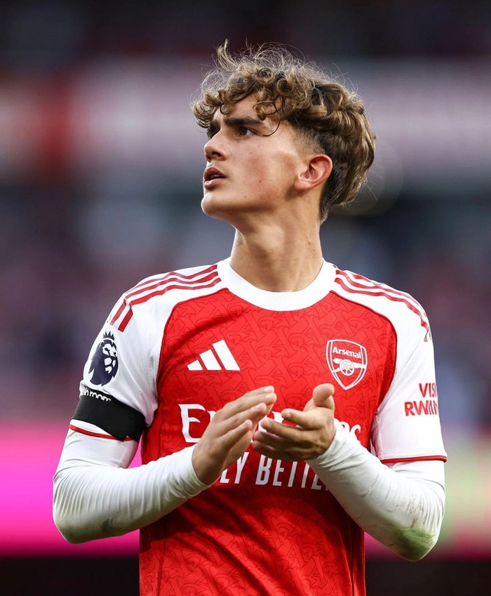 Tài năng trẻ Arsenal xử lý bóng