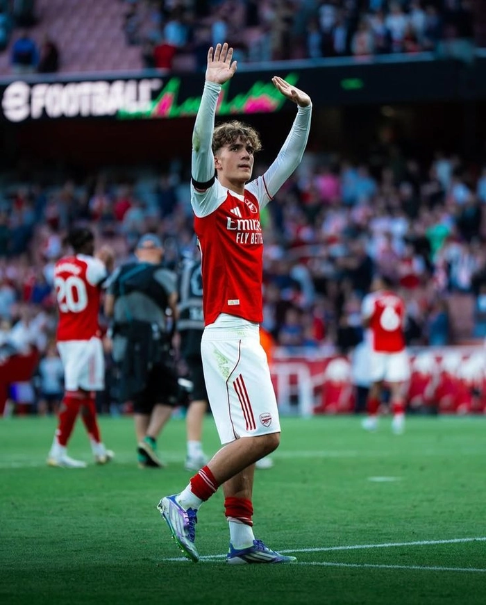 Tài năng trẻ bóng đá Anh thi đấu