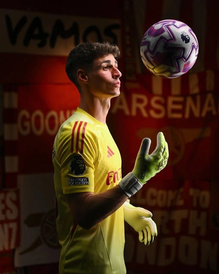 Thủ môn Arsenal cản phá cú sút nguy hiểm