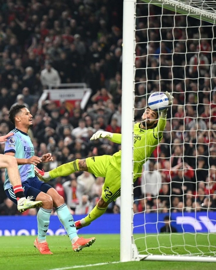 Thủ môn Arsenal thi đấu trong khung thành