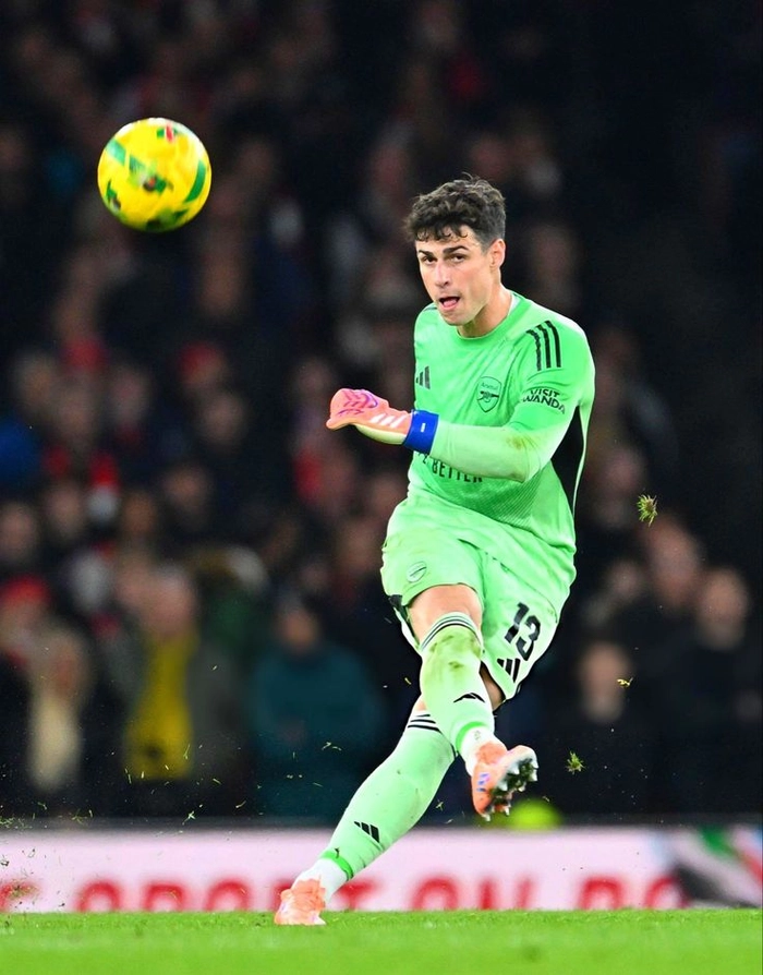 Thủ môn Arsenal thi đấu trong khung thành