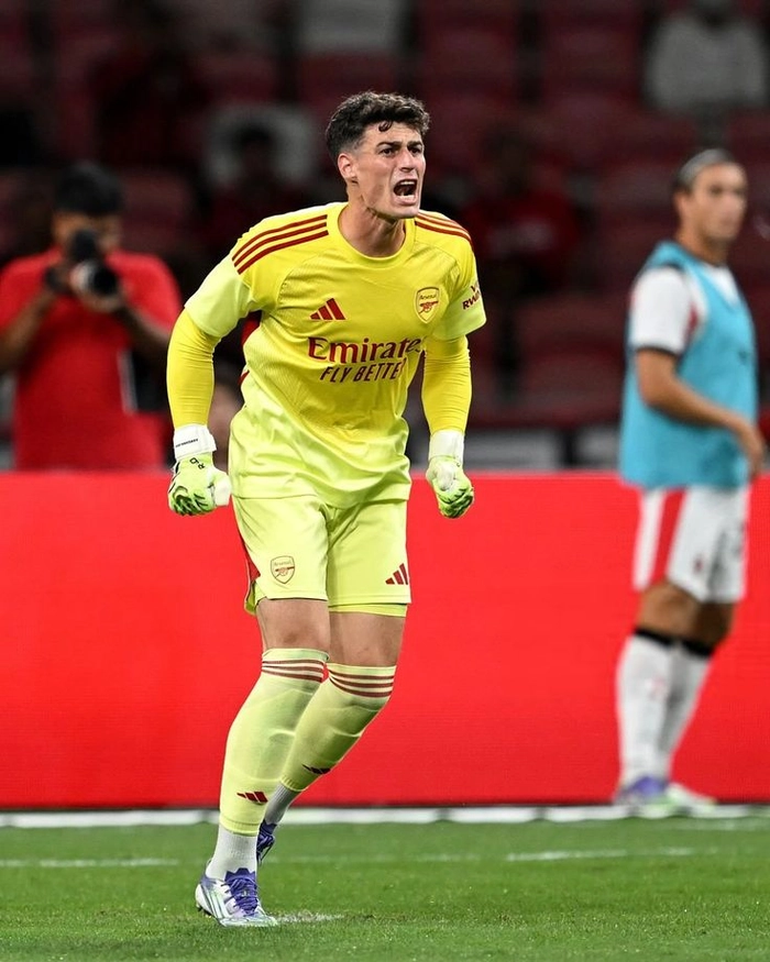 Thủ môn Arsenal trong màu áo thi đấu