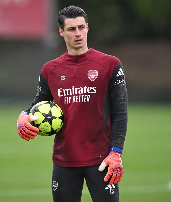 Thủ môn phản xạ nhanh trong tình huống cản phá