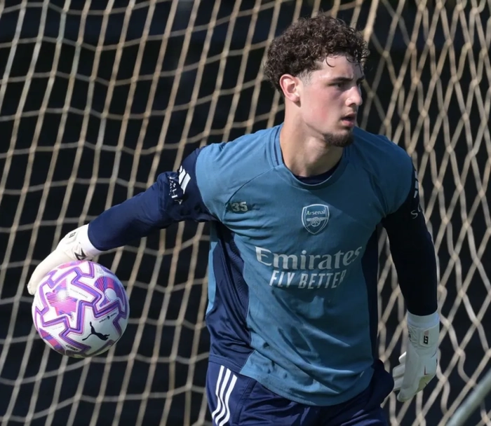 Thủ môn trẻ Arsenal thi đấu trên sân