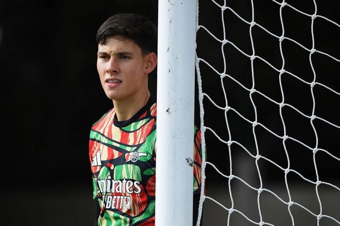 Thủ môn trẻ Arsenal thi đấu trên sân