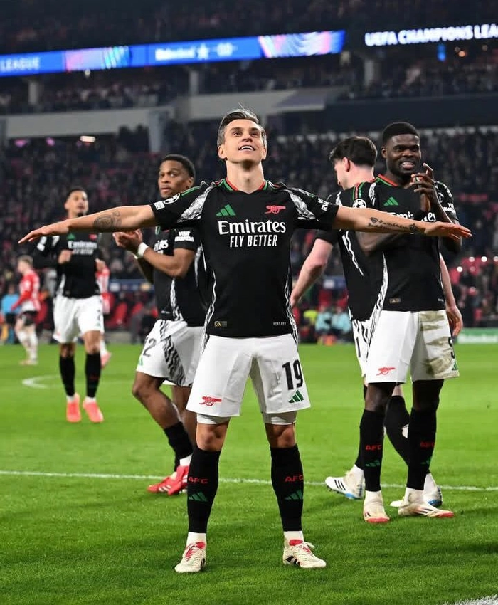 Tiền đạo Bỉ tham gia tấn công