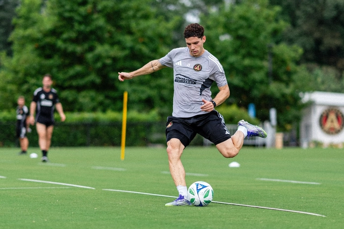 Tiền vệ cánh tham gia tấn công