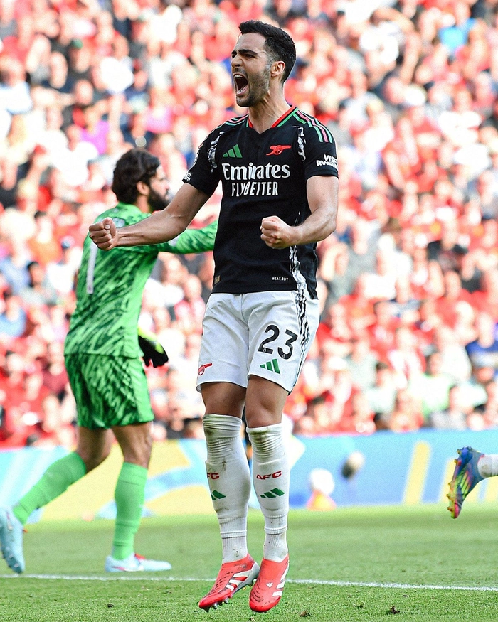 Tiền vệ cao to thi đấu chuyên nghiệp