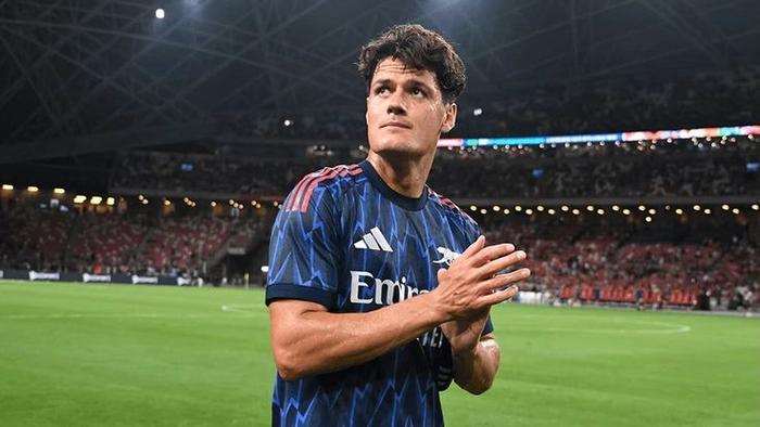 Tiền vệ đánh chặn khu trung tuyến