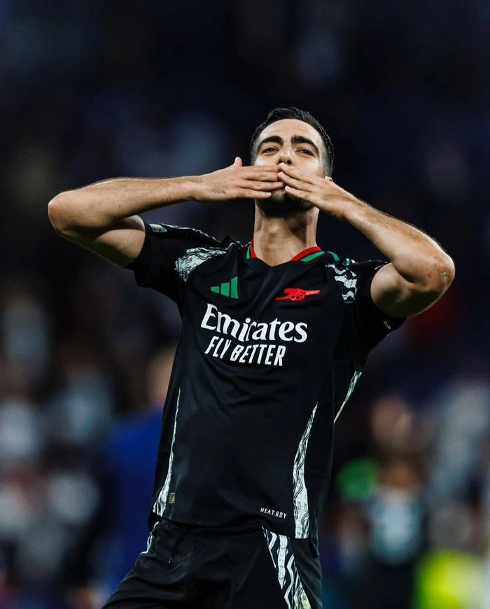 Tiền vệ kiểm soát khu trung tuyến