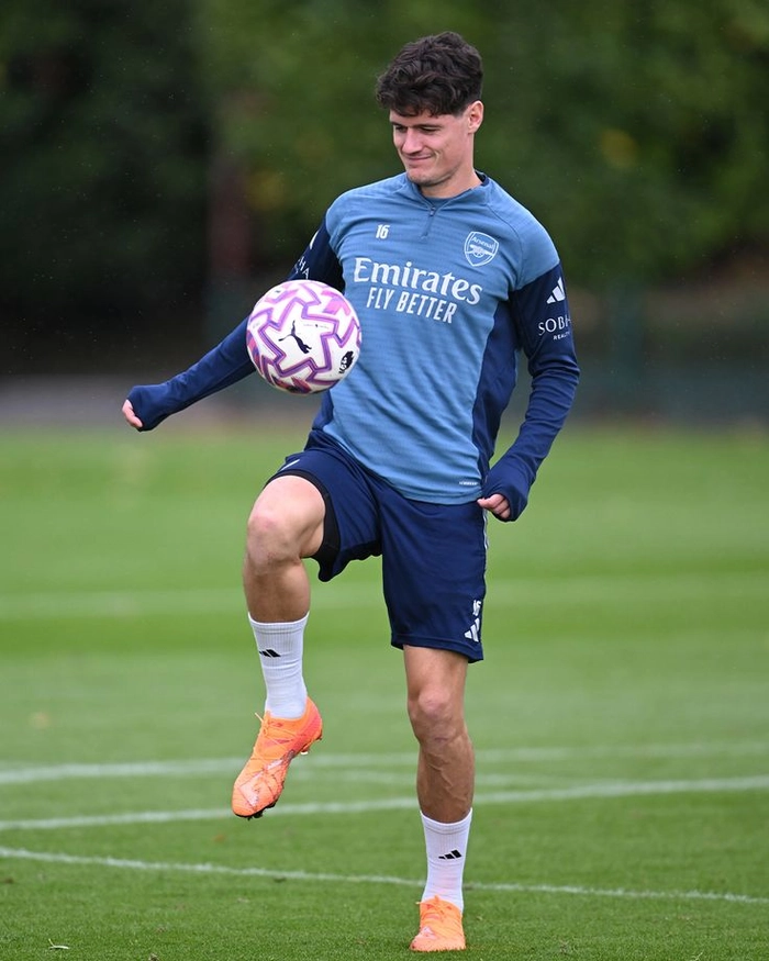 Tiền vệ phòng ngự kiểm soát bóng