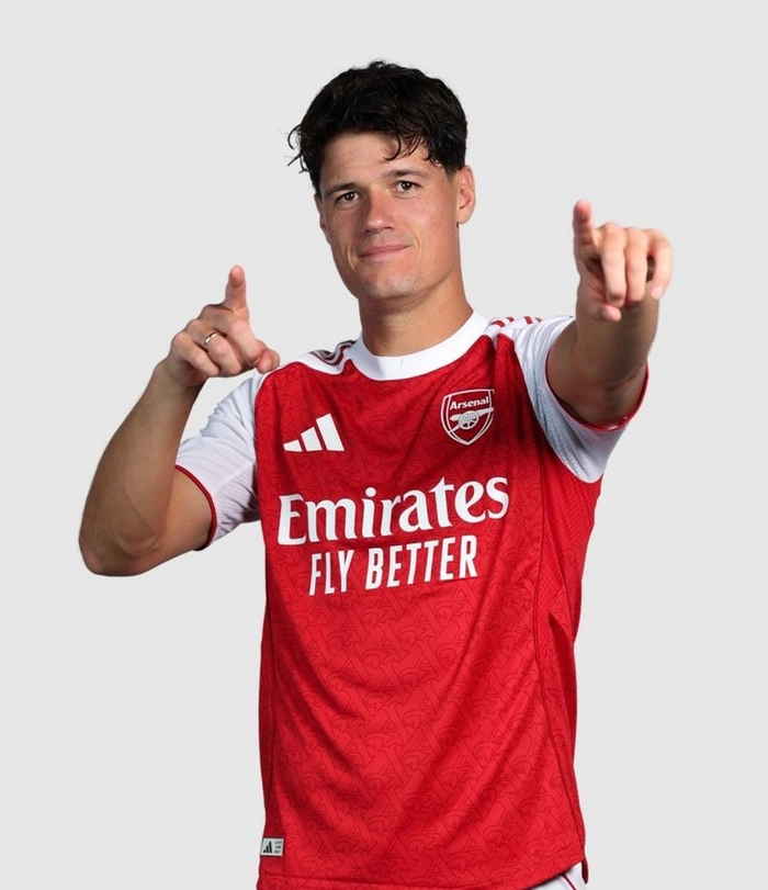 Tiền vệ phòng ngự thi đấu bền bỉ