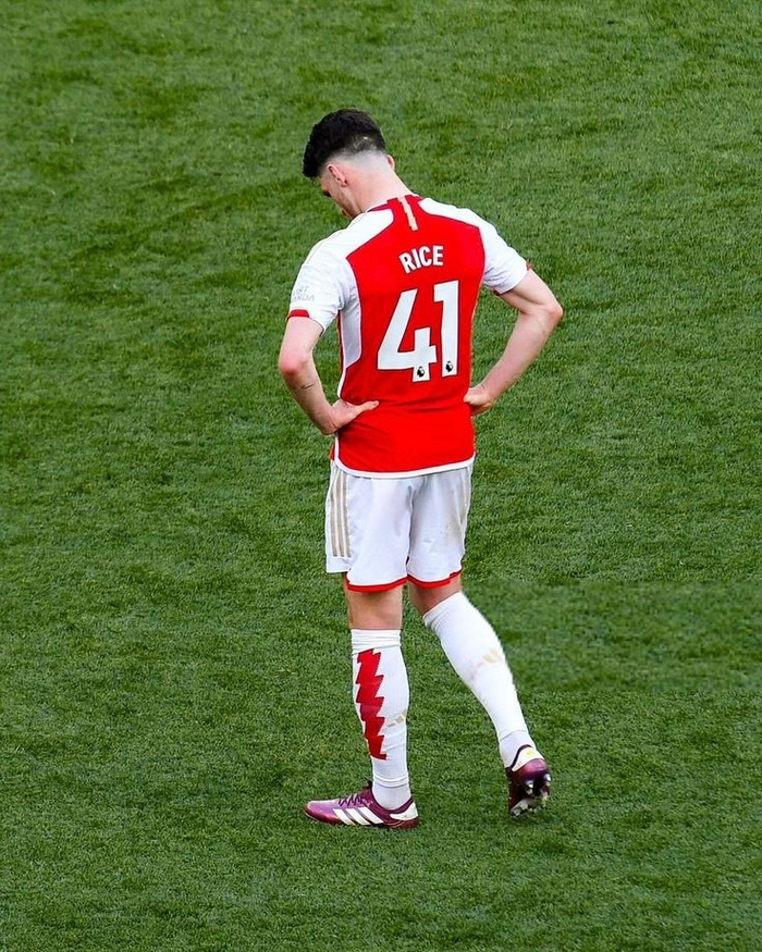 Tiền vệ phòng ngự thi đấu mạnh mẽ