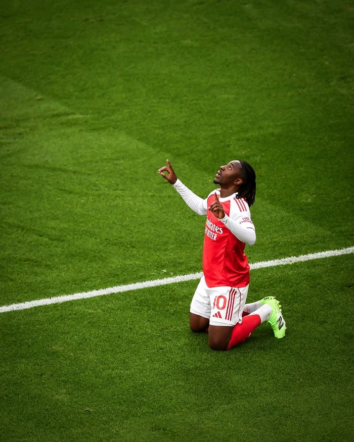 Tiền vệ sáng tạo trong trận đấu bóng đá