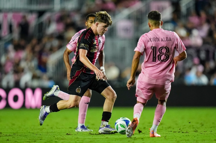 Tiền vệ trẻ di chuyển linh hoạt trong trận đấu