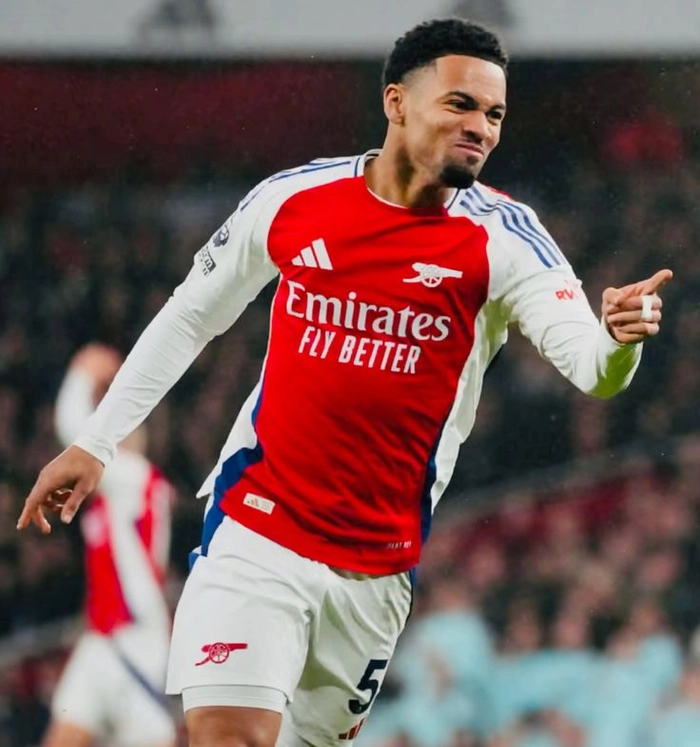 Tiền vệ trẻ kiểm soát khu trung tuyến