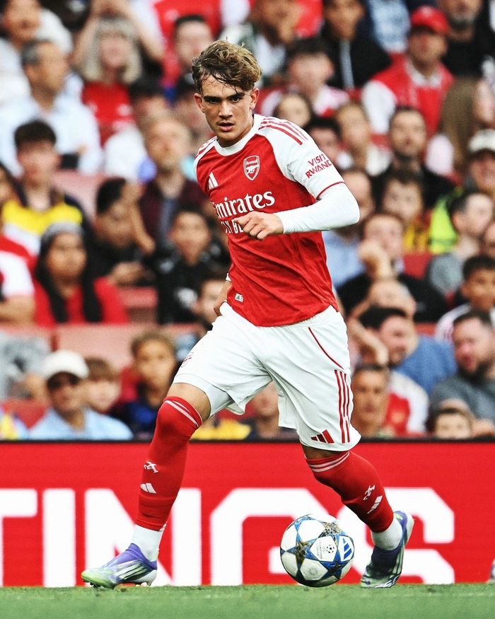 Tiền vệ trẻ tham gia tấn công