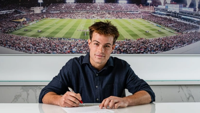 Tiền vệ trẻ tham gia tổ chức lối chơi