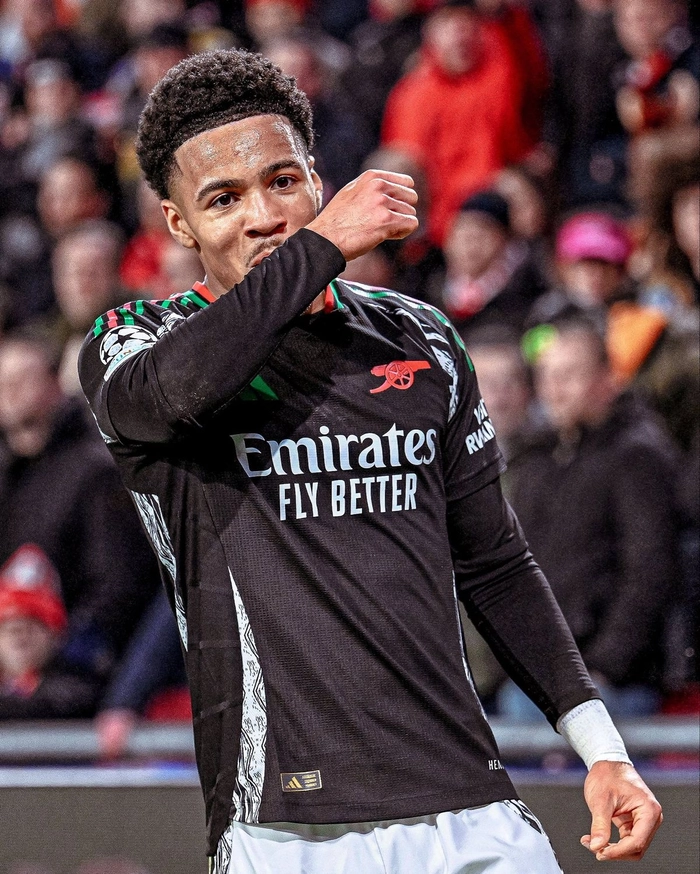 Tiền vệ trẻ tham gia tổ chức lối chơi