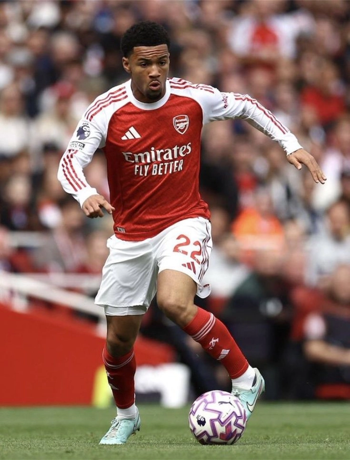 Tiền vệ trẻ tham gia tranh chấp bóng