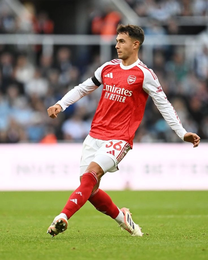 Tiền vệ trung tâm kiểm soát thế trận