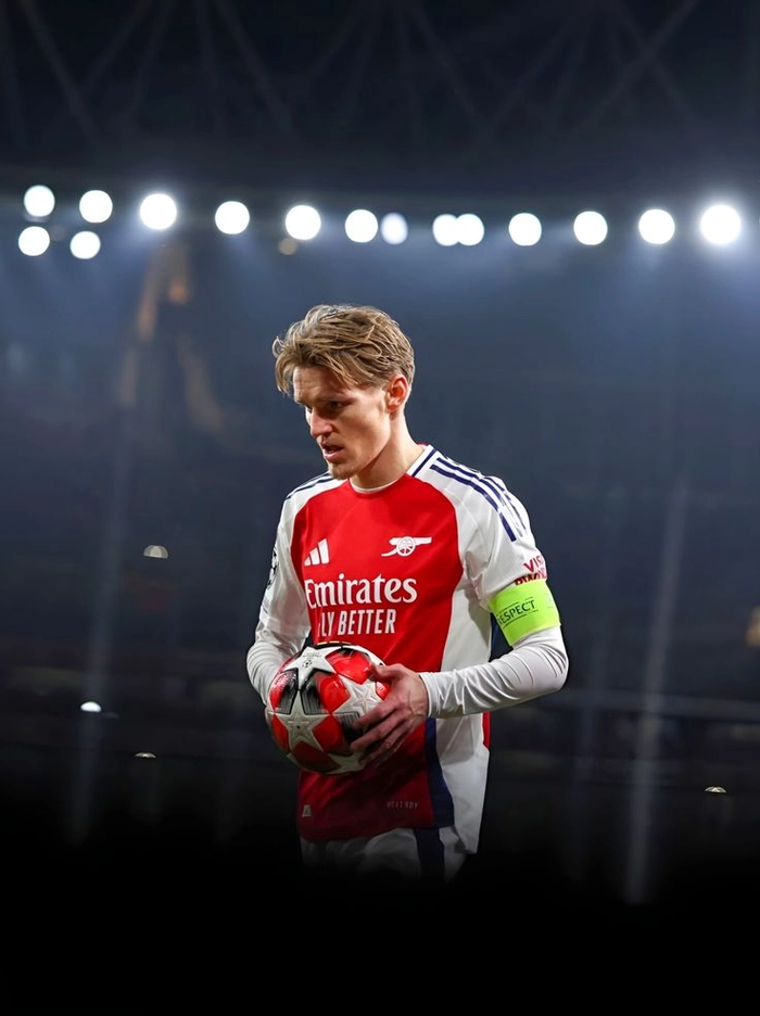 Tiền vệ trung tâm ra sân thi đấu