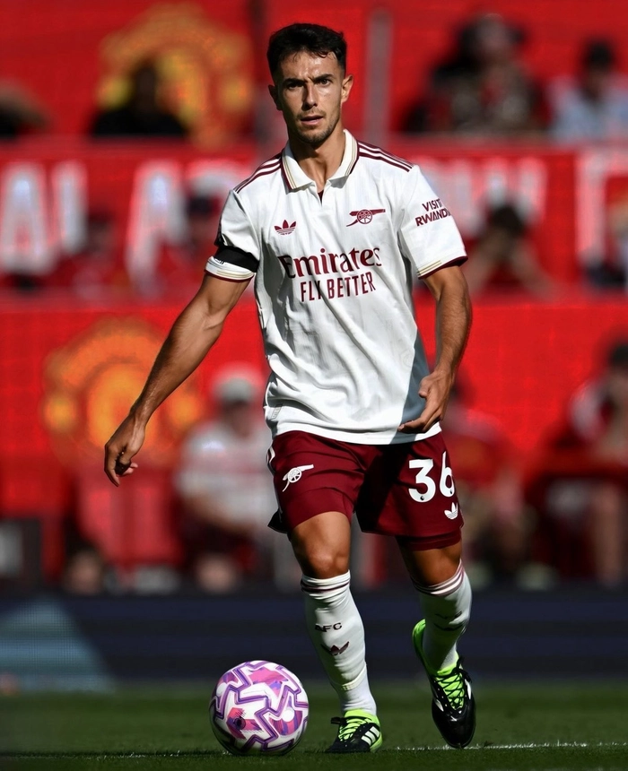 Tiền vệ trung tâm tham gia phòng ngự