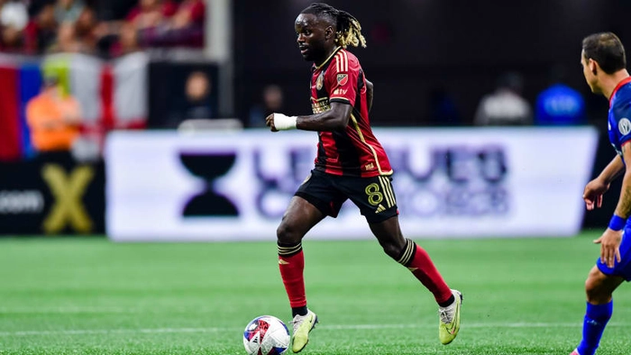 Tiền vệ trung tâm tham gia tổ chức lối chơi