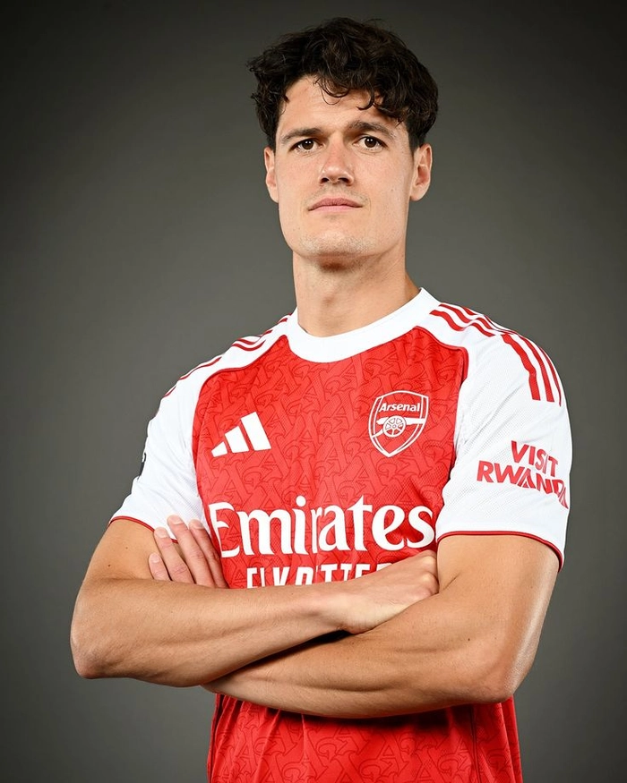 Tiền vệ trung tâm tham gia tranh chấp