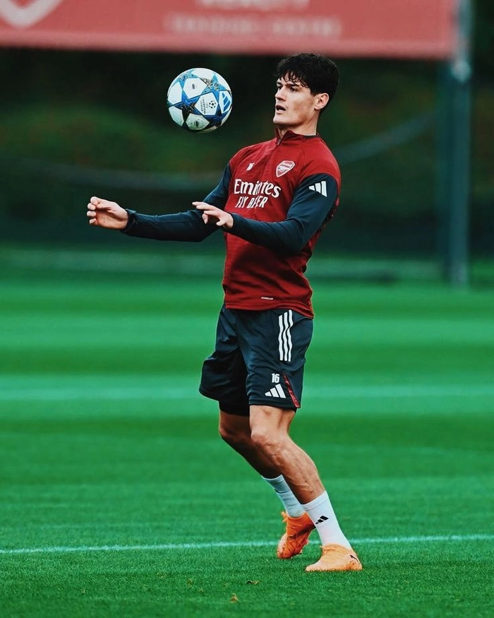 Tiền vệ trung tâm thi đấu chuyên nghiệp