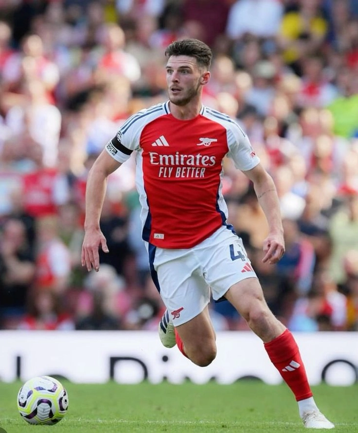 Tiền vệ trung tâm tranh chấp bóng