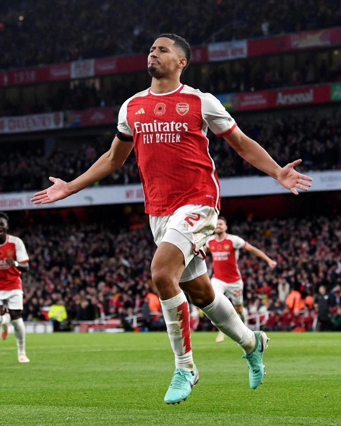 Trung vệ Arsenal ra sân thi đấu