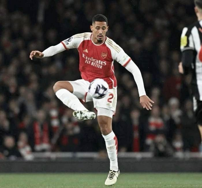William Saliba Arsenal trên sân đấu