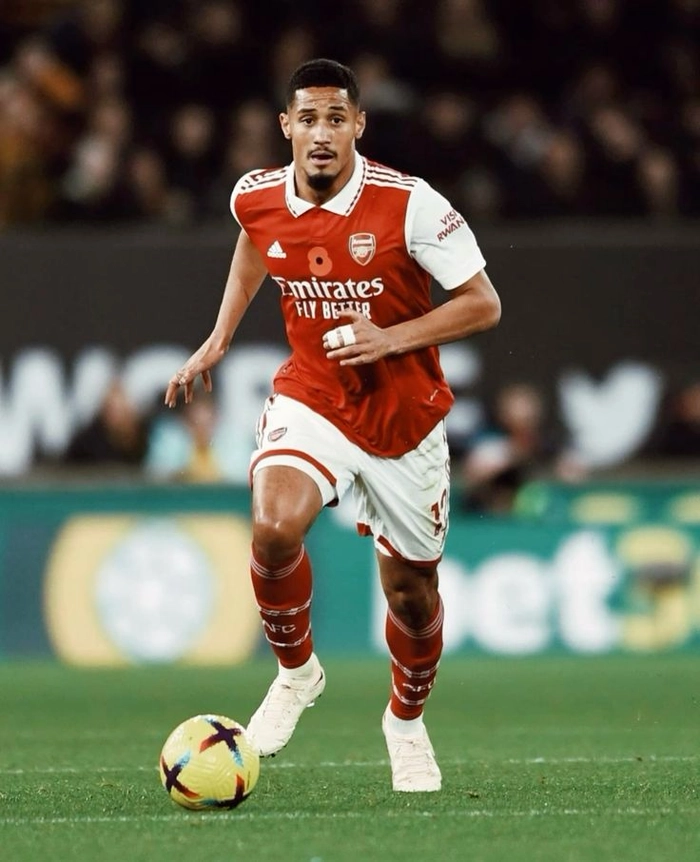 William Saliba thi đấu trên sân cỏ