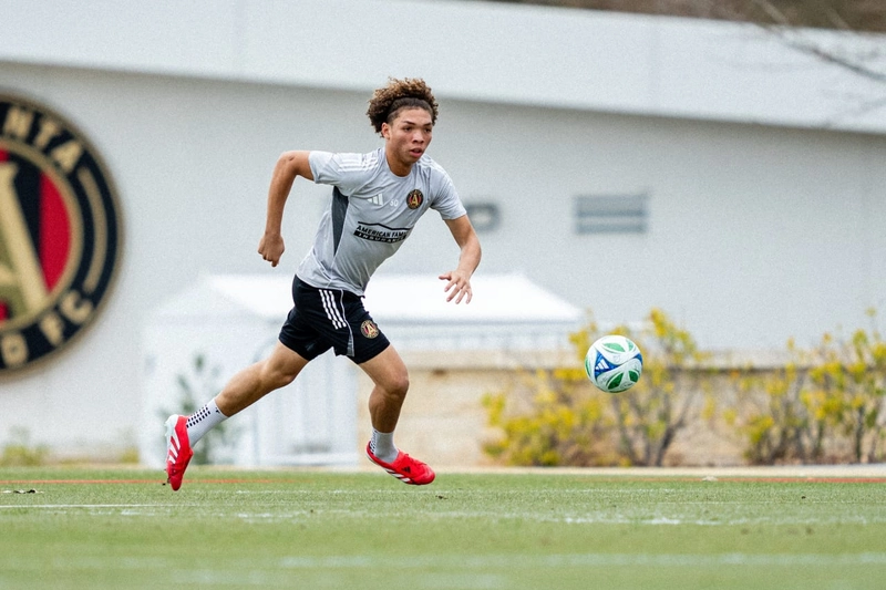 cầu thủ bóng đá trẻ khởi động trước trận