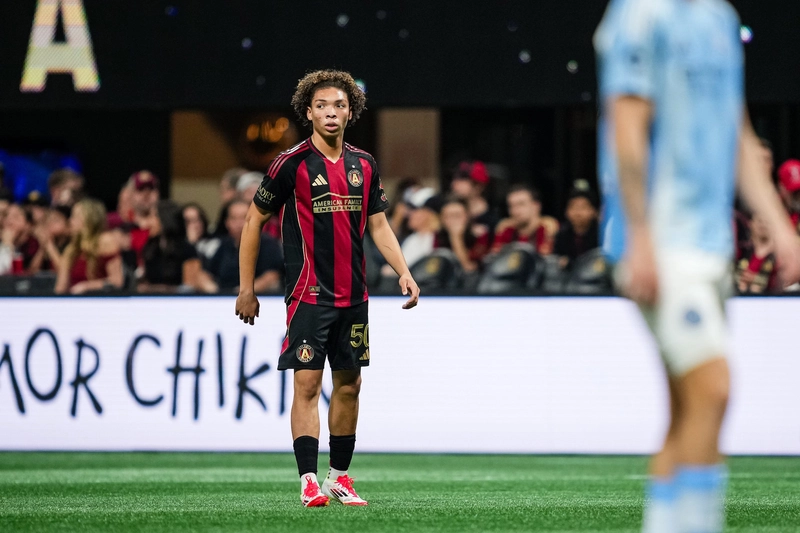 dominik chong-qui thi đấu trên sân cỏ