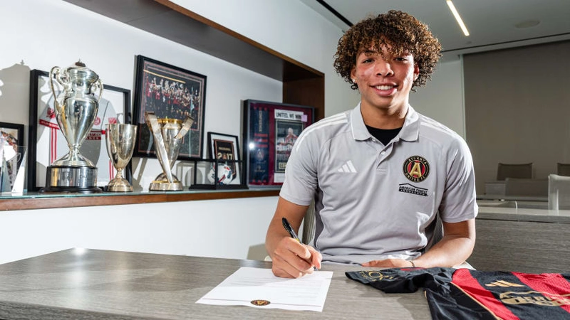 dominik chong-qui trong màu áo câu lạc bộ