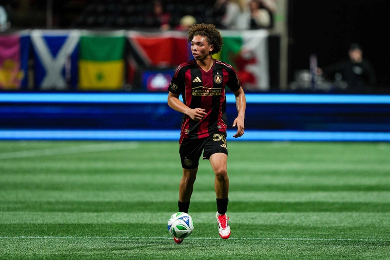 hậu vệ trái trẻ thi đấu bóng đá chuyên nghiệp